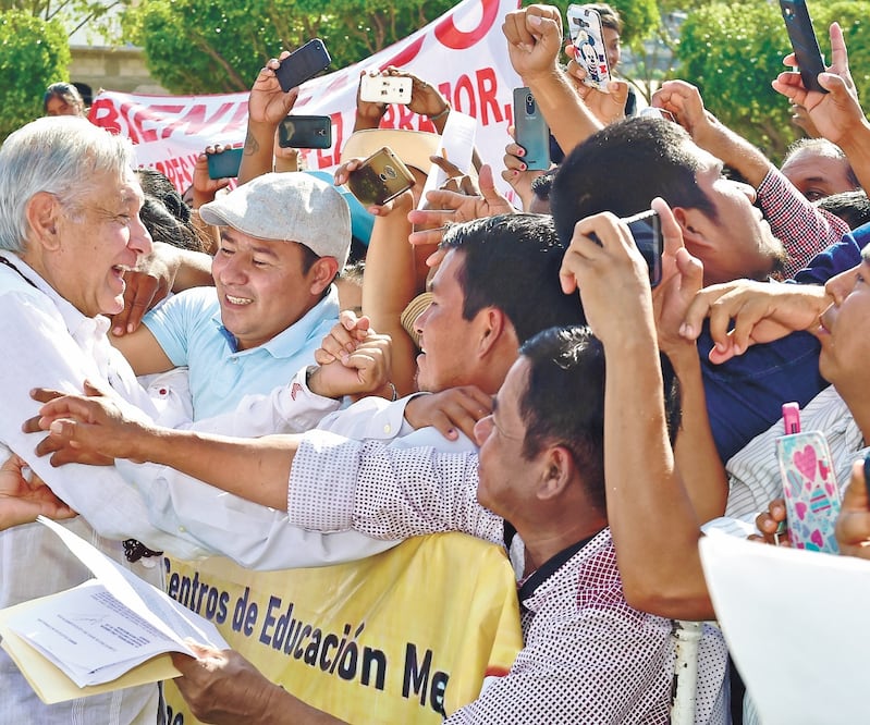 El presidente López Obrador fue recibido en Tlapa de Comonfort por indígenas e integrantes del Frente Popular de la Montaña. FOTOS: PRESIDENCIA