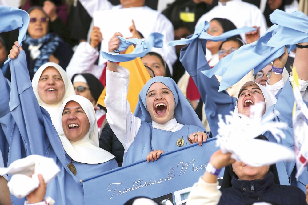 Monjas y seminaristas de todo el país recibieron al religioso argentino en el Estadio Venustiano Carranza, en la ciudad de Morelia, con gran devoción, entre cantos, porras y bailes (ALESSANDRO DI MEO. EFE)
