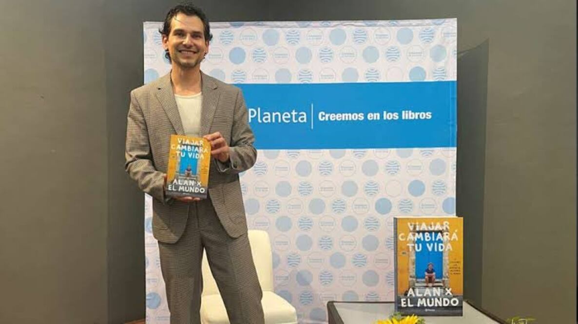 Alan Estrada en presentación de su libro. Foto: Twitter
