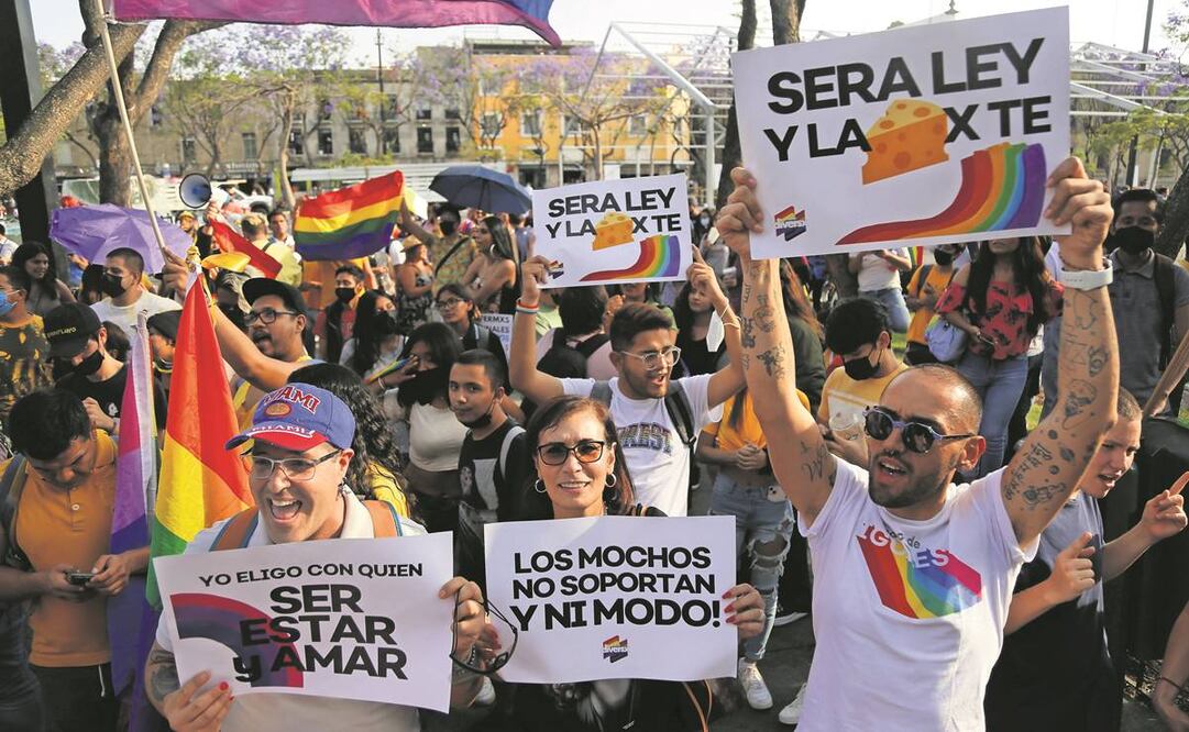 Integrantes de la comunidad LGBTTTIQ+ se manifestaron la tarde de ayer a las afueras del Congreso del Estado de Jalisco. Foto: Francisco Guasco/EFE