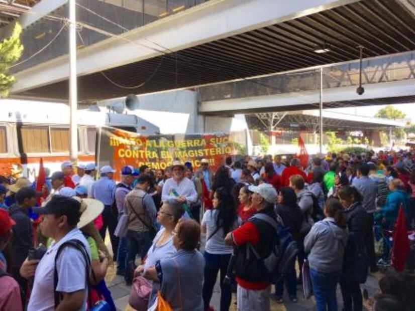 Policías impiden entrada de maestros en salidas a Cuernavaca, Puebla y Toluca