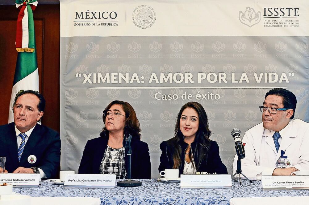 Los médicos especialistas que intervinieron a Ximena Arredondo Silva, quien recibió el hígado (tercera de izq. a der.), aseguran que utilizaron una innovadora estrategia en la cirugía, la cual duró nueve horas (ESPECIAL)