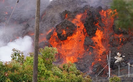 Así es la peligrosa reacción química que ocurre cuando la lava de un volcán llega al océano