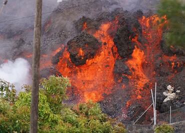 Así es la peligrosa reacción química que ocurre cuando la lava de un volcán llega al océano