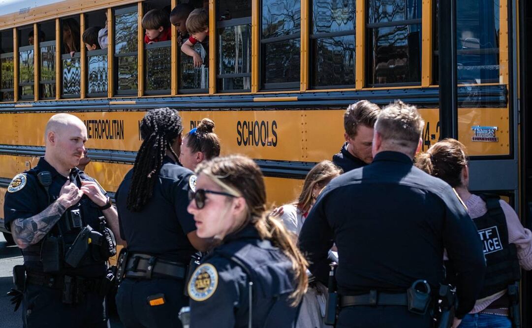 Policías y autobuses escolares tras el tiroteo en Nashville, Tennessee, el cual habría sido perpetrado por una mujer transgénero. Foto: AFP