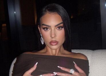 Georgina Rodríguez lleva minishort de mezclilla con medias y botas XL