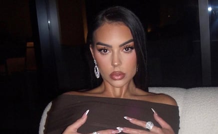 Georgina Rodríguez lleva minishort de mezclilla con medias y botas XL