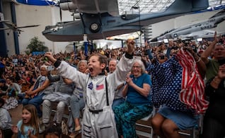FOTOS: Multitudes celebran regreso de Artemis II; expectación global por histórico amerizaje tras sobrevuelo lunar