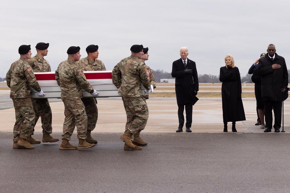 El presidente Joe Biden; la primera dama, Jill Biden, y el jefe del Pentágono, Lloyd Austin, ayer en la base militar de la Fuerza Aérea en Dover. Foto: EFE