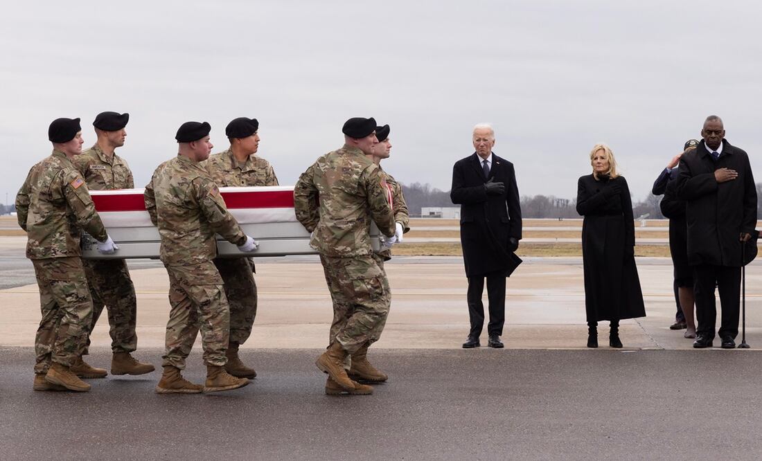El presidente Joe Biden; la primera dama, Jill Biden, y el jefe del Pentágono, Lloyd Austin, ayer en la base militar de la Fuerza Aérea en Dover. Foto: EFE