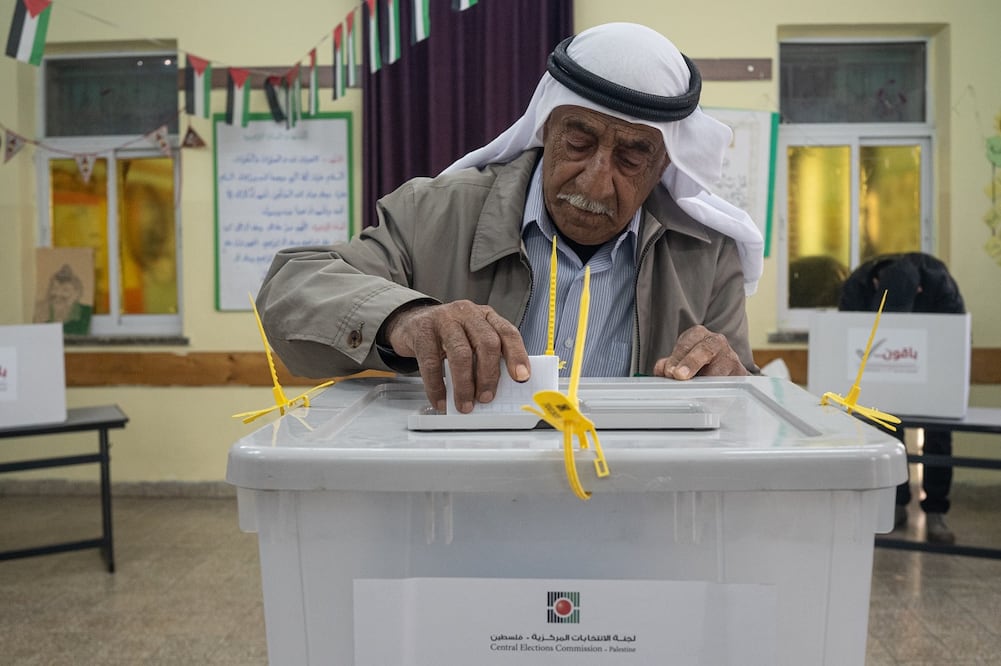 Palestinos ejercen su derecho al voto durante las elecciones en la ciudad de Al Bireh, en Cisjordania ocupada, este sábado. Foto: EFE
