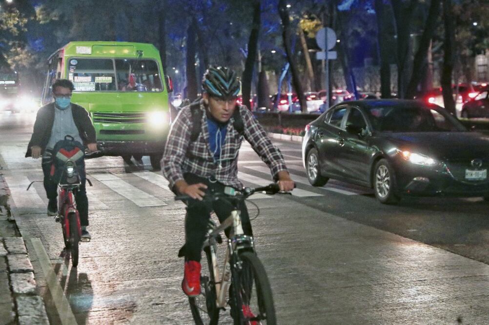 Desde que inició actividades la L7 del Metrobús en marzo, los ciclistas tienen que compartir carril con los automóviles (ARCHIVO EL UNIVERSAL)