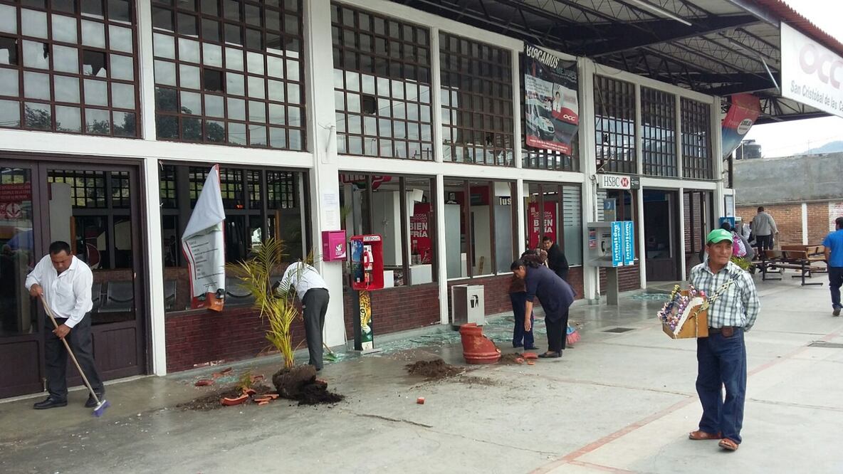 Normalistas vandalizan terminal en San Cristóbal de las Casas