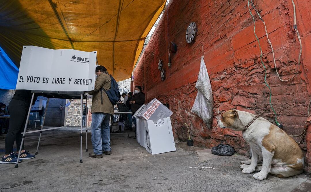 Xinhua. Un hombre emite su voto durante las elecciones intermedias en una casilla electoral, en la Ciudad de México, capital de México, el 6 de junio de 2021