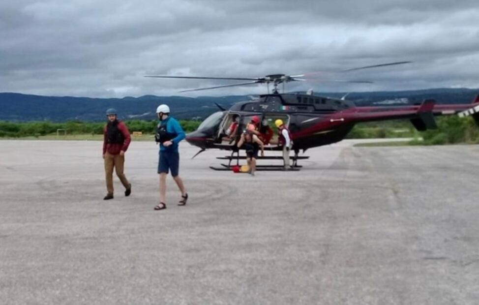 Rescatan a tres kayaquistas estadounidenses atrapados en un río en Chiapas