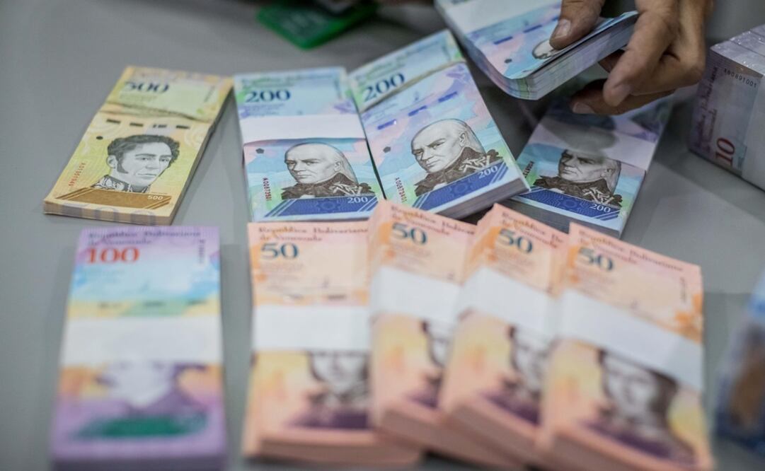 Trabajadores del Banco de las Fuerzas Armadas Bolivarianas (BANFANB) organizan billetes del nuevo cono monetario  (Foto: EFE)