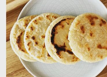 Cocina gorditas al comal de frijol y garbanzo