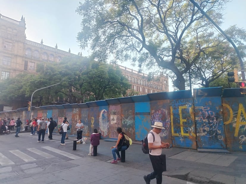 Amurallan todo el Zócalo y Palacio Nacional ante amenaza de la CNTE; refuerzan seguridad con más policías. (Foto: Eduardo Dina/ EL UNIVERSAL)