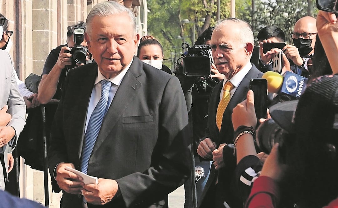El presidente Andrés Manuel López Obrador cedió la vocería de la reunión con empresarios al salir del acto al titular del CMN, Antonio del Valle. Foto: Berenice Fregoso. EL UNIVERSAL