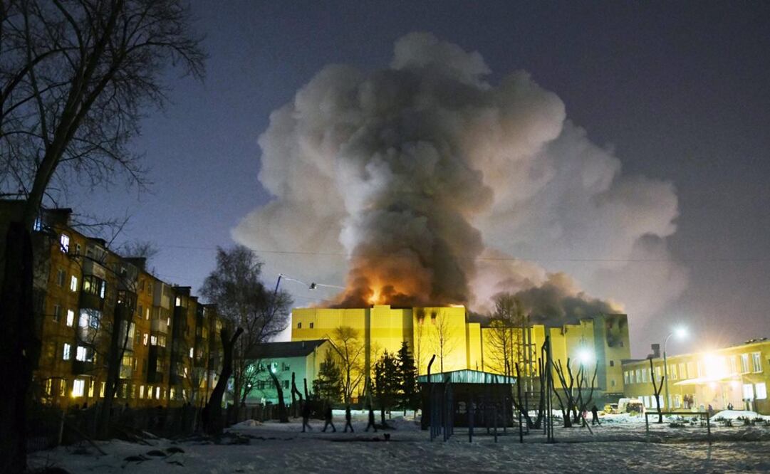 Una columna de humo se eleva sobre el centro comercial de la ciudad rusa de Kémerovo (Foto: EFE)