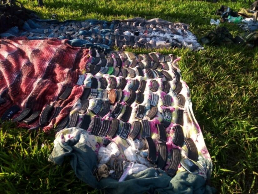 Cargadores, vehículos y 35 armas largas, el arsenal decomisado en narcocampamento en Michoacán