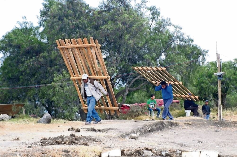 Los pobladores retiraron la malla ciclónica que cercaba el predio e instalaron casuchas de madera y hule supuestamente para resguardarlo (ESPECIAL)