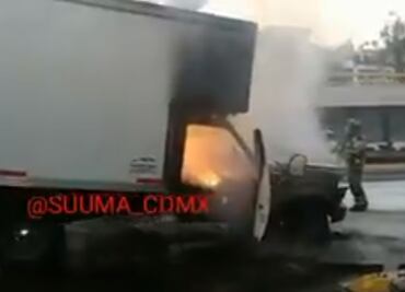 Camioneta se incendia en avenida Revolución