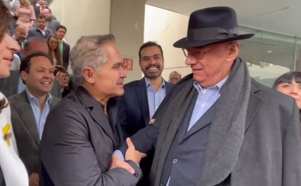 El coordinador del grupo parlamentario del PRD agradeció al líder del partido naranja la invitación. Foto: EL UNIVERSAL