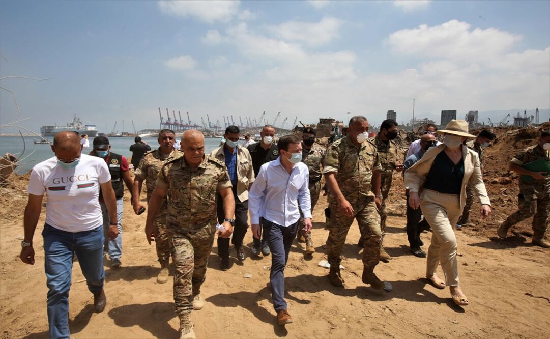 El subsecretario de Estado, David Haley la embajadora de Estados Unidos en el Líbano, Dorothy Shea acompañados por oficiales del ejército libanés Foto: AFP