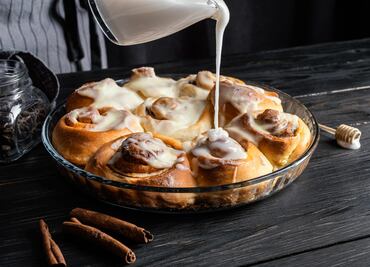 Hornea una Rosca de Reyes hecha con roles de canela