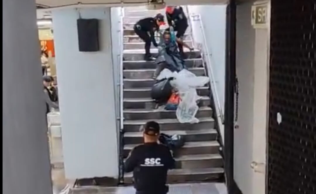Policía retira a hombre de la estación Niños Héroes de la Línea 3 en la CDMX (07/06/2025). Foto: Captura de pantalla