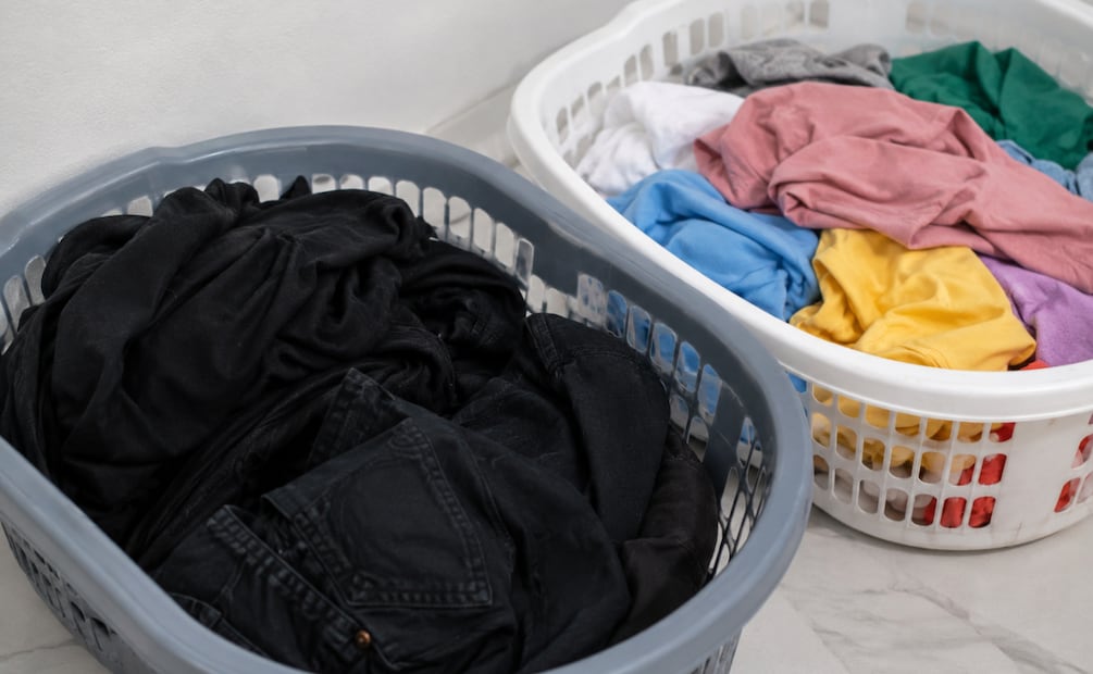 Separa tus prendas de color de las negras. Foto: Creada con IA