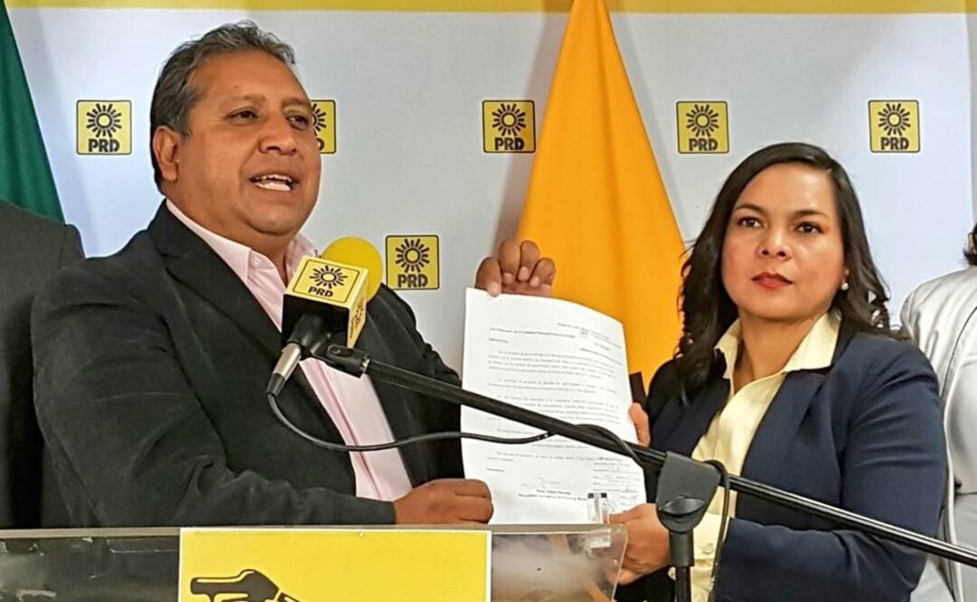 Salinas entregó a Beatriz Mojica la solicitud de debate  entre precandidatos perredistas a la gubernatura del Estado de México. (Foto: Twitter @JavierSalinasN)
