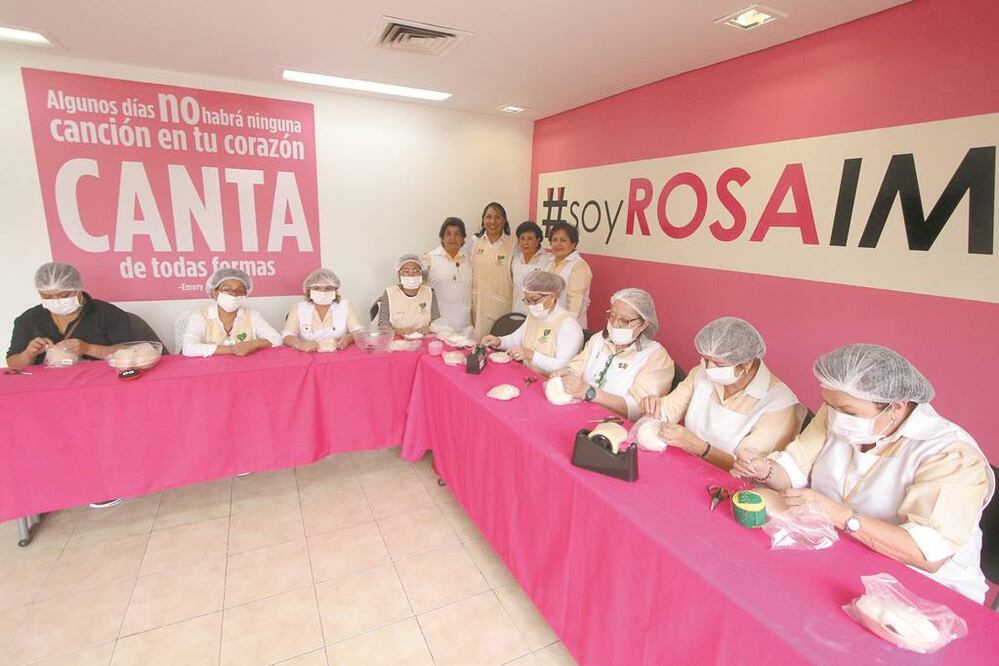 Las mujeres que participan en el programa Voluntariado IMSS ayudan a crear las prótesis de seno para mejorar la calidad de vida de quienes tuvieron como tratamiento una mastectomía. Fotos/CARLOS MEJÍA. EL UNIVERSAL