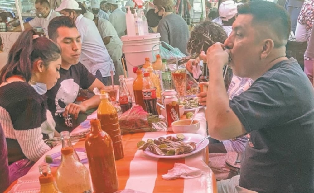 Con fe, cerveza y compras, la gente se olvida del Covid