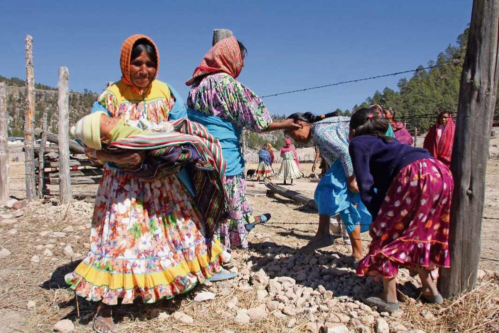 Mujeres de la comunidad de Tatamochi, ubicada en la Sierra Tarahumara/ Saúl López / Cuartoscuro.