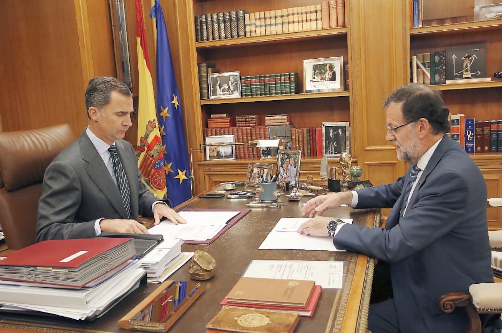 El presidente del gobierno, Mariano Rajoy, informó ayer al Rey Felipe VI los pasos a seguir ante el plan secesionista catalán, en el Palacio de la Zarzuela, en Madrid (FRANCISCO GÓMEZ. EFE)