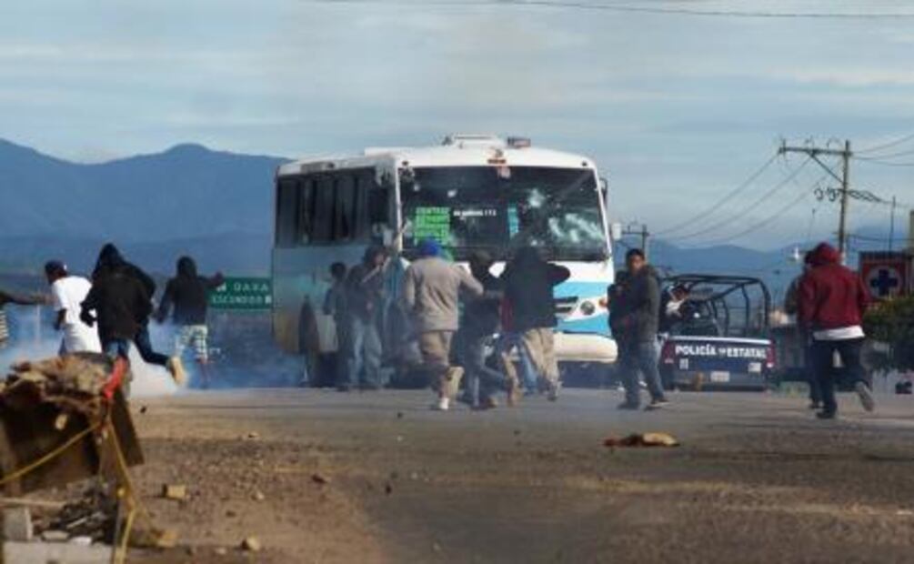 Se enfrentan en Oaxaca colonos y transportistas durante 5 horas