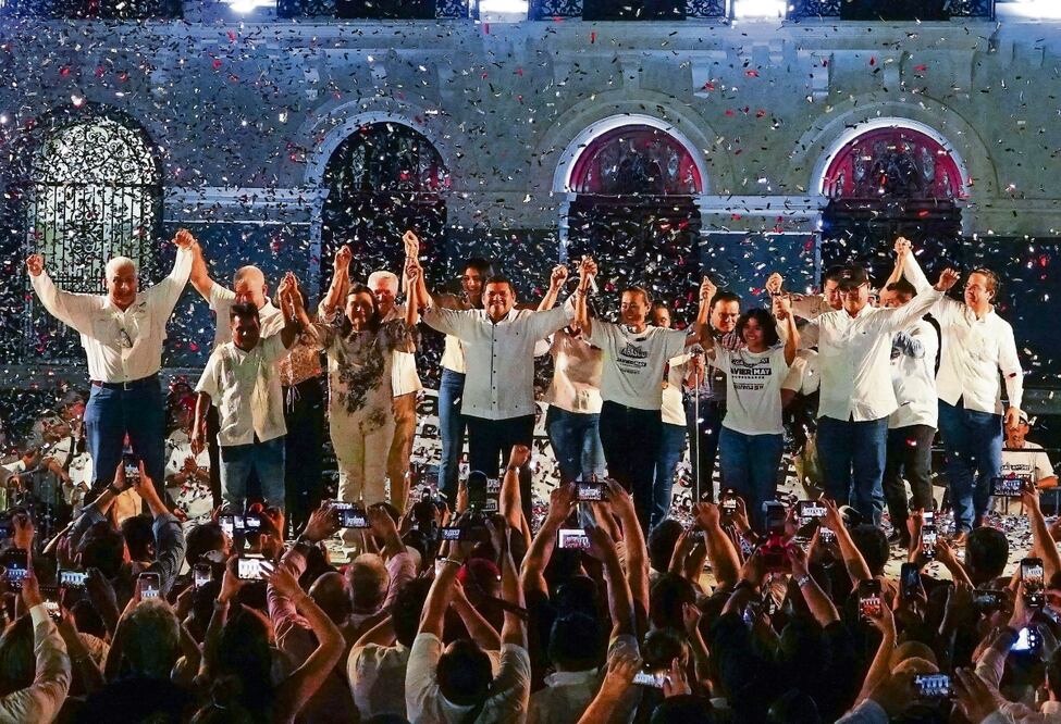 Javier May, candidato a la gubernatura de Tabasco, salió a festejar con sus simpatizantes luego del conteo rápido de votos. Foto: Rogelio Morales | Cuartoscuro
