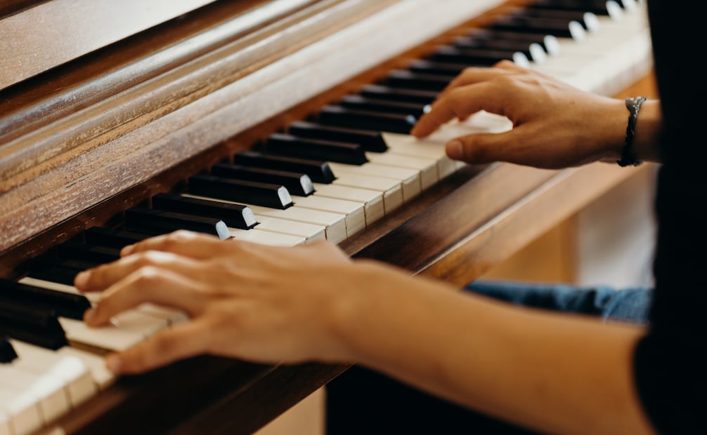 Los instrumentos musicales ejercitan mente y cuerpo. Foto: Canva