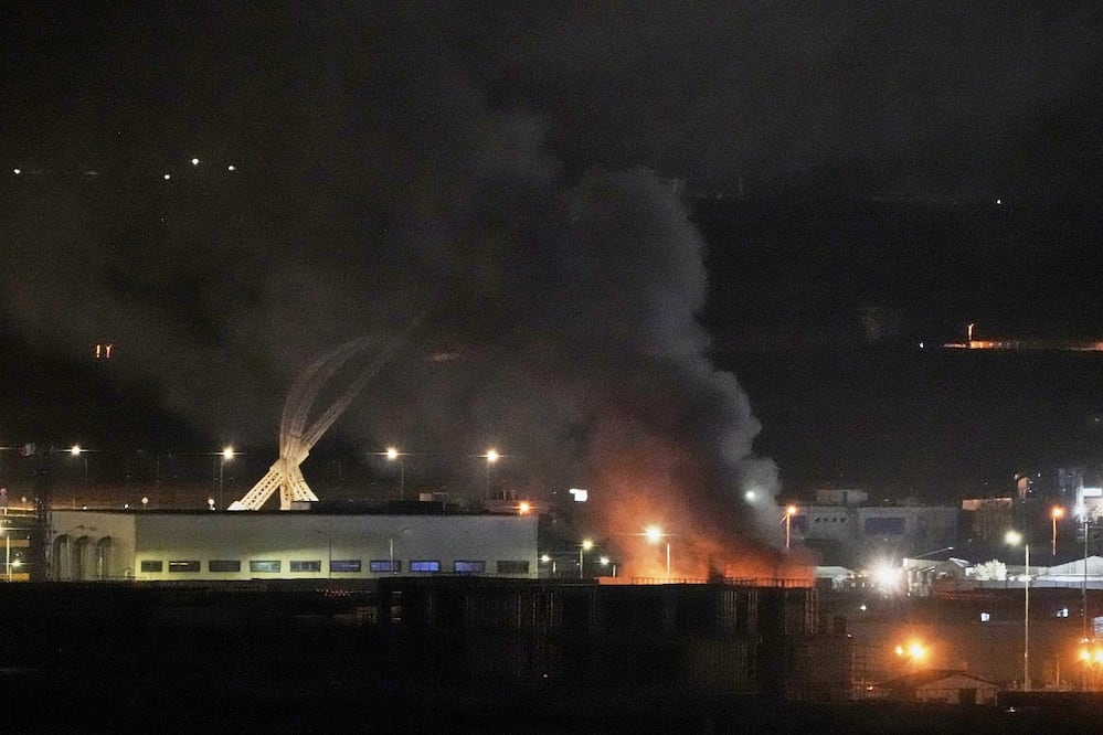 El humo rodea el aeropuerto de Erbil, en Irak, luego de una explosión, la noche del miércoles 11 de marzo.  FOTO: LEO CORREA. AP