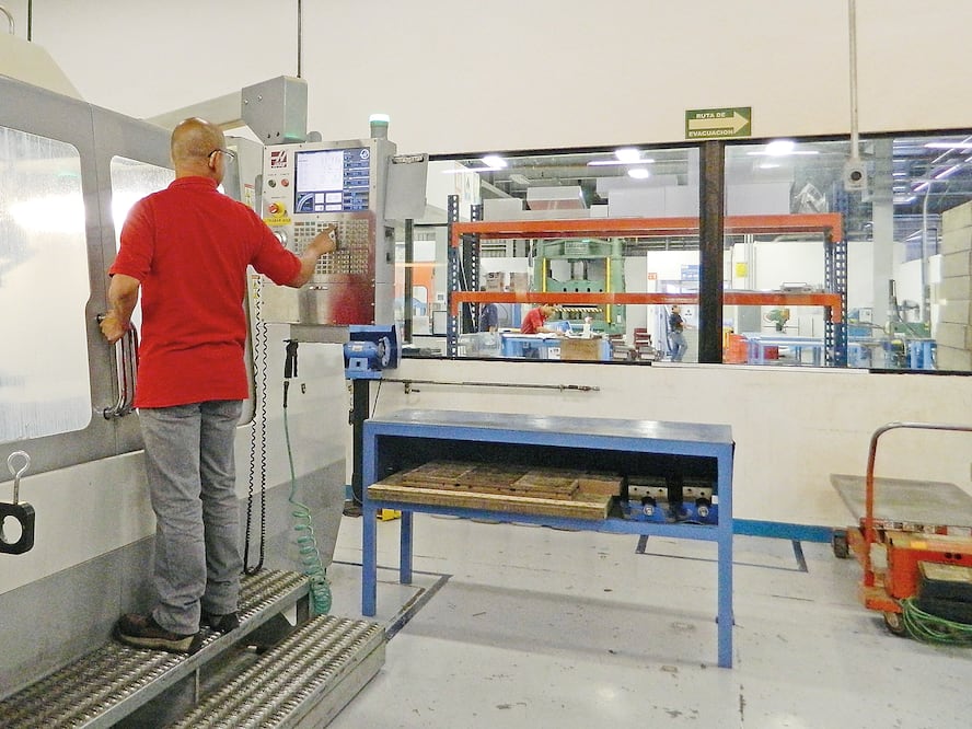 TLCAN y comicios frenan inversión en manufactura