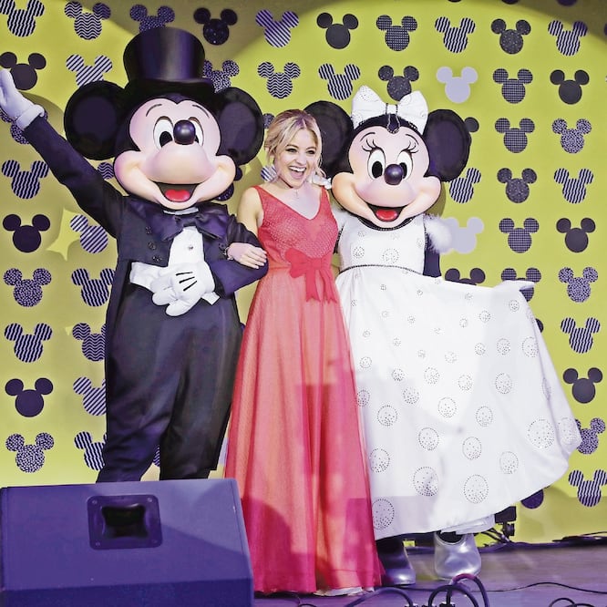 Mickey Mouse, la actriz Karol Sevilla y Mimí en el festejo mexicano. FOTO: LUIS CORTÉS. EL UNIVERSAL