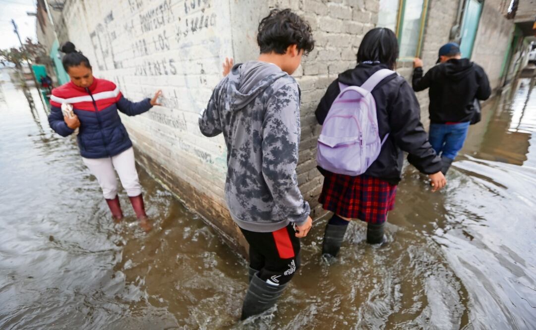 En algunos puntos las anegaciones alcanzaron desde 25 cm hasta medio metro de altura; los habitantes dicen estar desesperados por la situación. Foto: Luis Camacho | El Universal