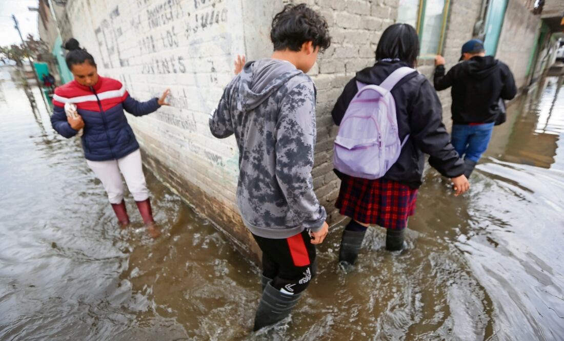 En algunos puntos las anegaciones alcanzaron desde 25 cm hasta medio metro de altura; los habitantes dicen estar desesperados por la situación. Foto: Luis Camacho | El Universal