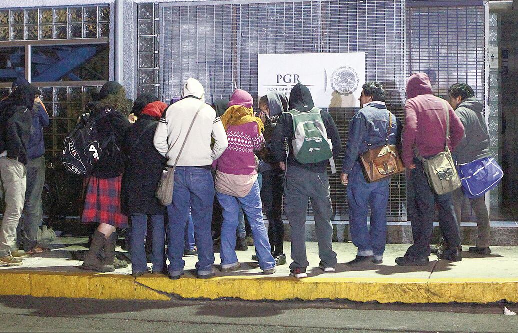 Pese a la convocatoria a una manifestación para pedir la liberación de El Yorch, anoche hubo poca gente a las afueras de la PGR, donde se encuentra detenido (ADRIÁN HERNÁNDEZ. EL UNIVERSAL)