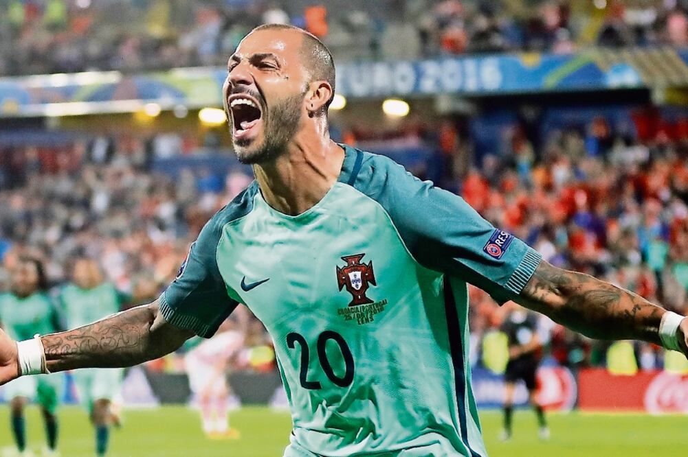 Ricardo Quaresma hizo el gol que clasificó a su equipo a cuartos (FRANK AUGSTEIN. AP)