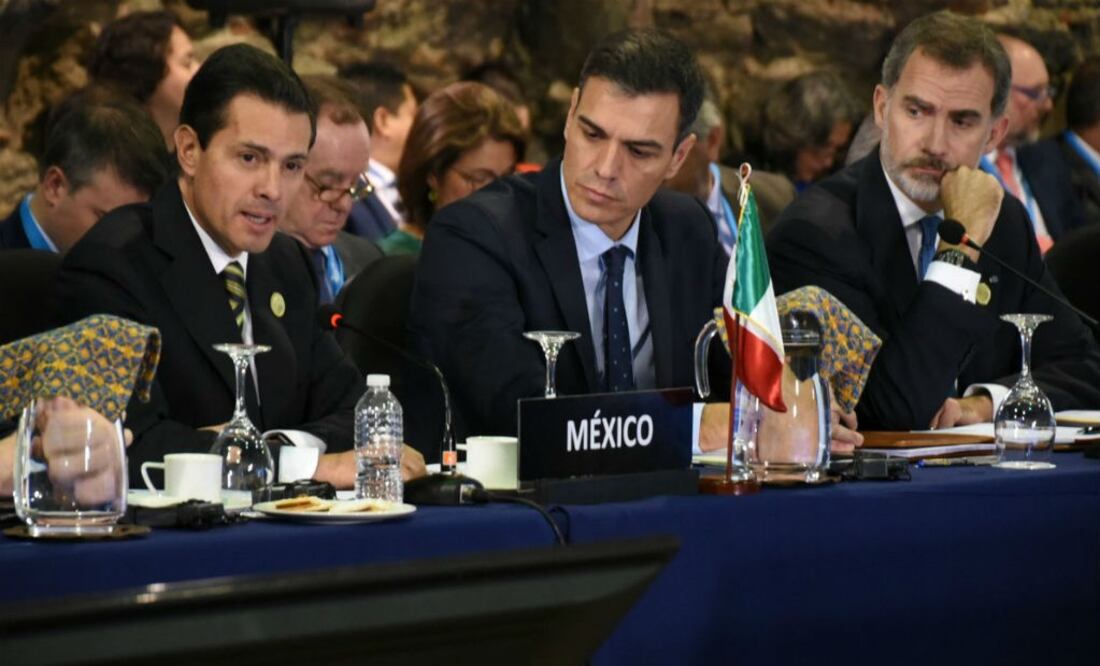 El presidente Peña Nieto fue reconocido por su labor en esa comunidad de naciones por el Presidente de Guatemala, Jimmy Morales, en su calidad de Presidente Pro Tempore de la XXVI Cumbre Iberoamericana. FOTO: @GuatemalaGob