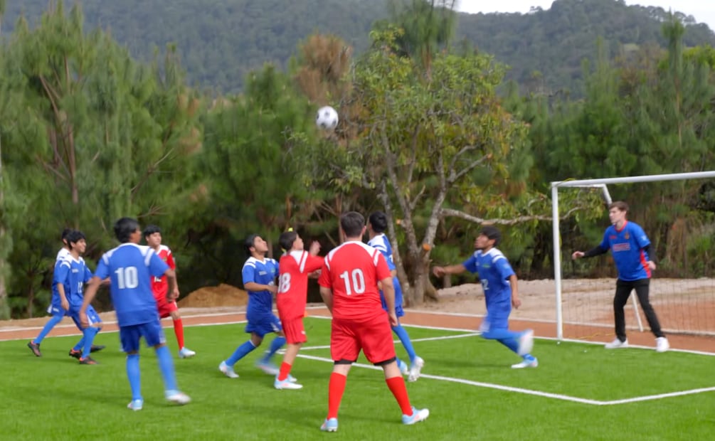 Las instalaciones fueron equipadas con una enorme cancha de fútbol. Foto: Captura de pantalla YouTube