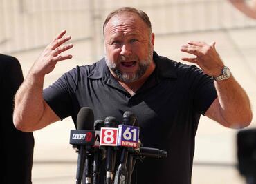 Alex Jones se declara en bancarrota tras perder juicio por difamación a víctimas de Sandy Hook